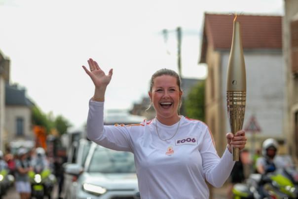 Die deutsche Toyota-Mitarbeiterin Carina Hoffmann trägt die olympische Fackel.  Foto: Autoren-Union Mobilität